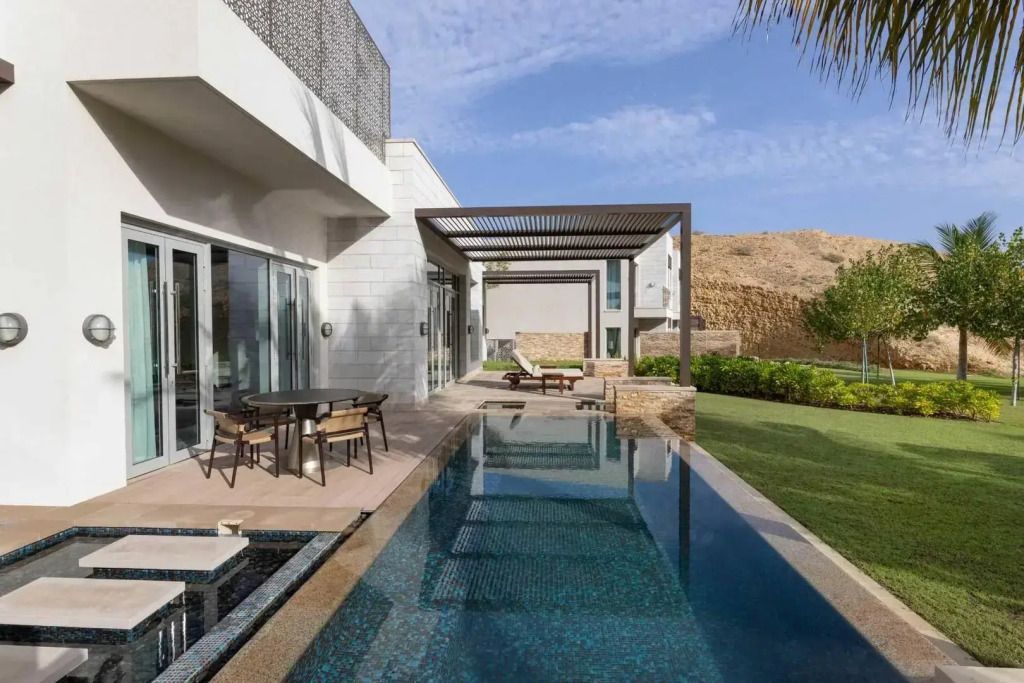 Moderne Villa mit privatem Pool und Sonnenterrasse im luxuriösen Resort.