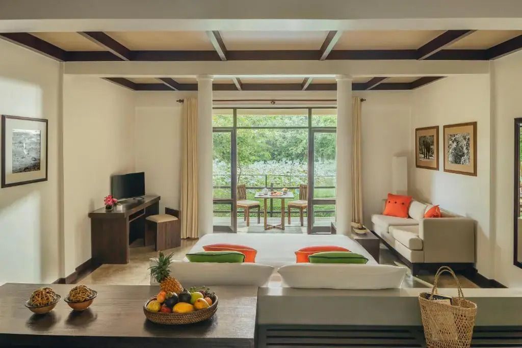 Großzügige Chalet-Suite mit Blick auf den grünen Garten und moderner Einrichtung