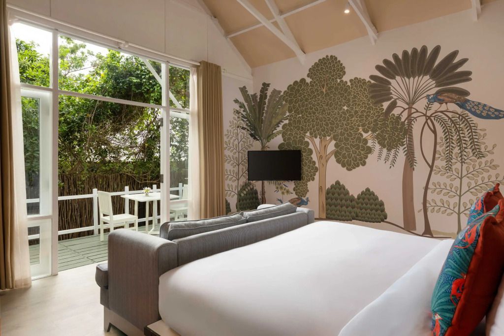 Modernes Standardzimmer mit gemütlichem Bett und künstlerischer Wandgestaltung