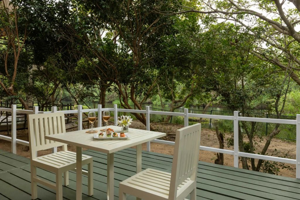 Private Terrasse mit Ausblick auf üppiges Grün und eleganter Sitzgruppe