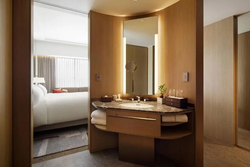Modernes Badezimmer mit elegantem Waschtisch und großer Spiegel