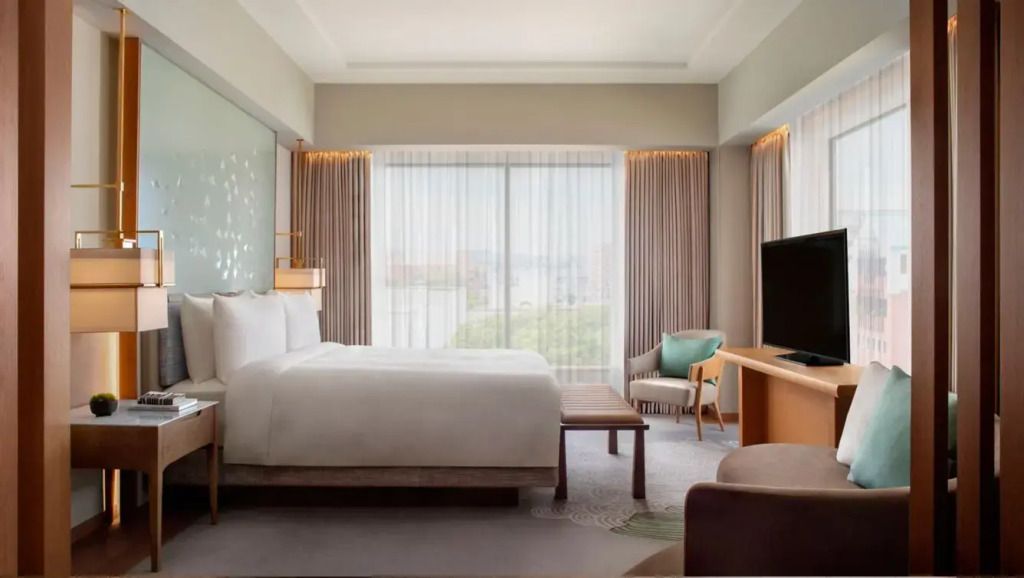 Helles Zimmer mit großem Doppelbett und bodentiefen Fenstern im JW Marriott Hotel Nara