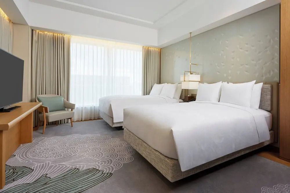 Geräumiges Zimmer mit zwei Doppelbetten und dekorativer Beleuchtung im JW Marriott Hotel Nara