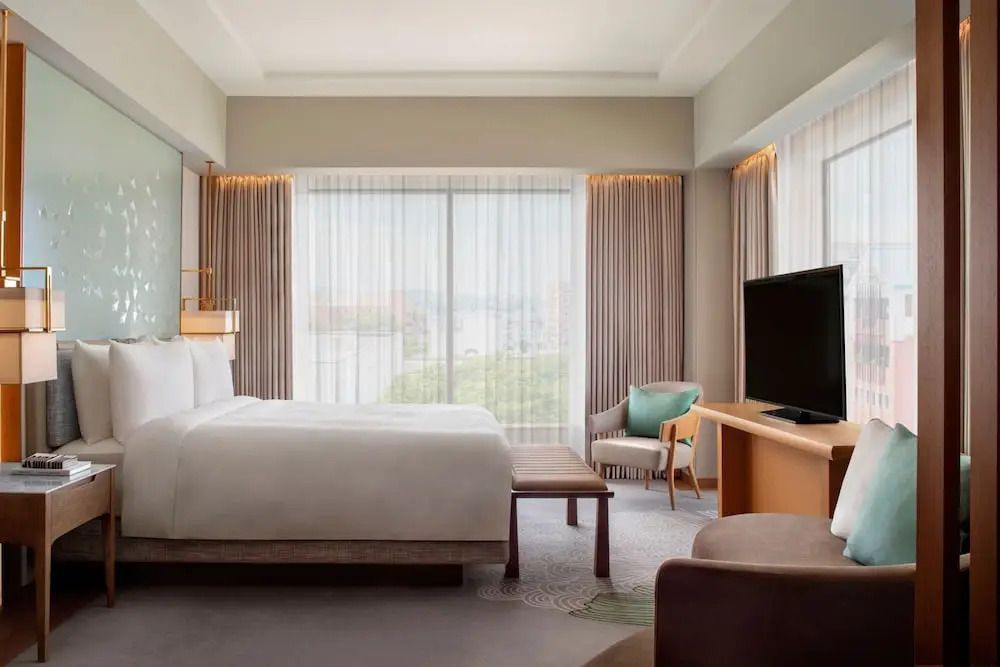 Modernes Zimmer mit stilvollem Doppelbett und großem Fenster im JW Marriott Hotel Nara