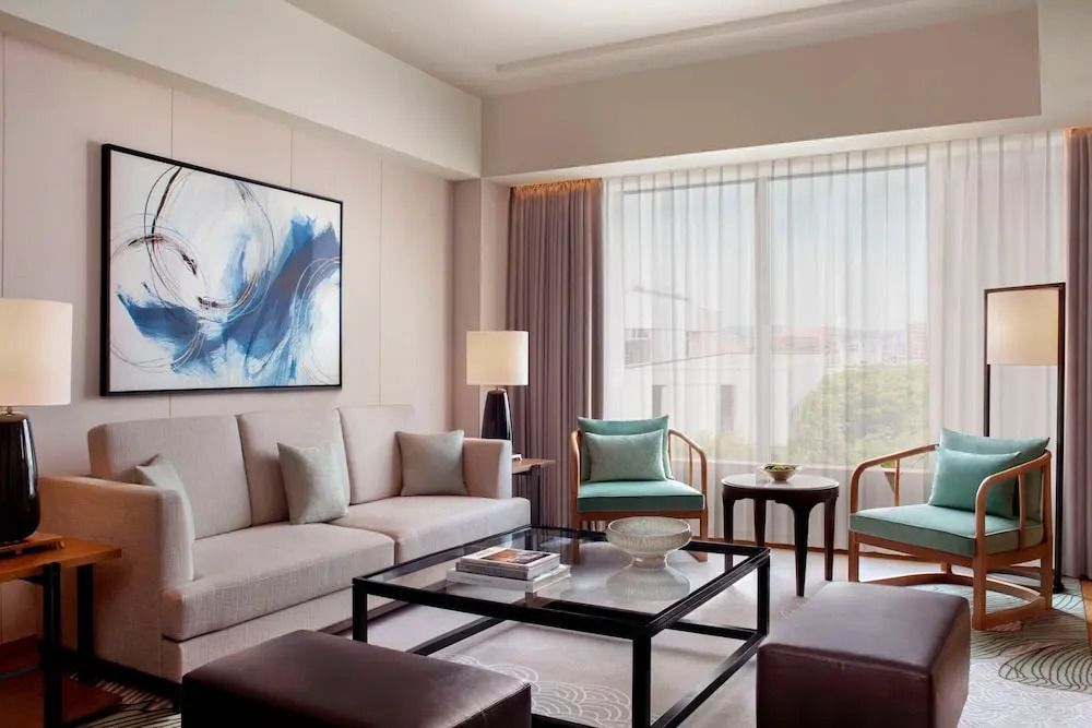 Schicke Lounge mit Kunstwerk und komfortablen Sitzgelegenheiten im JW Marriott Hotel Nara
