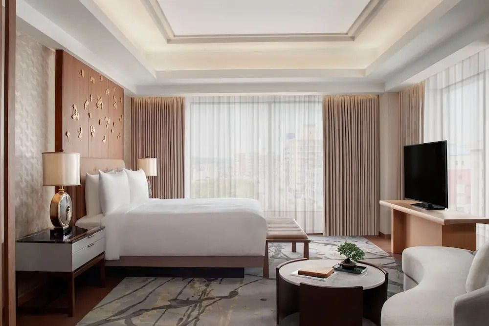 Luxuriöses Schlafzimmer mit großen Fenstern und elegantem Design