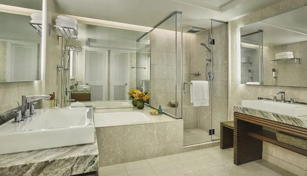 Modernes Badezimmer mit Badewanne und verglaster Dusche