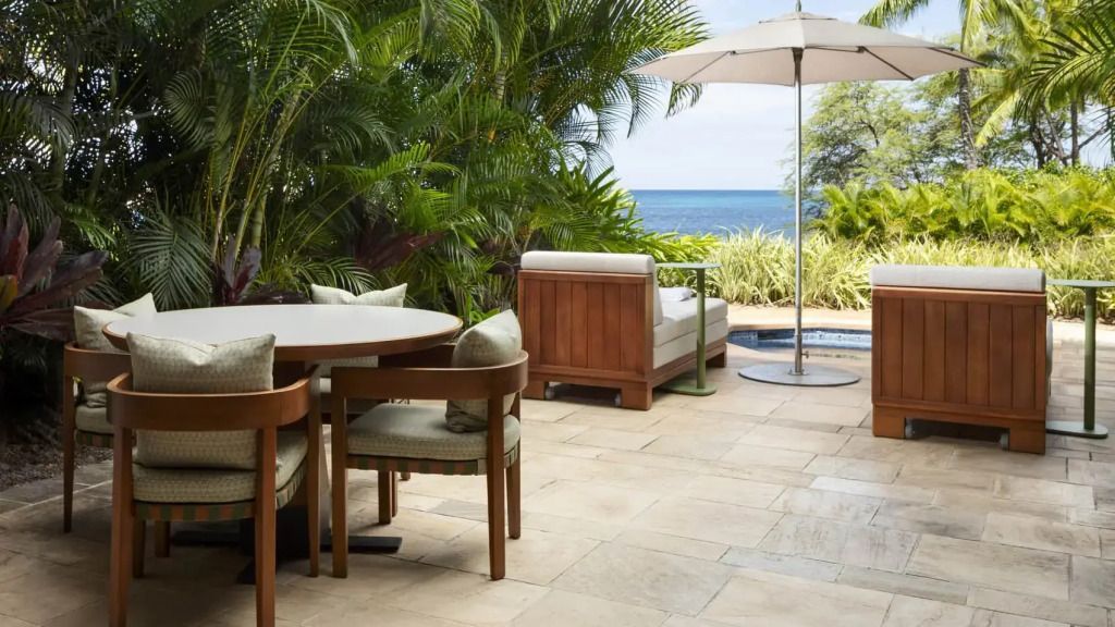 Luxuriöse Terrasse mit Sitzbereich, Jakuzzi und Meerblick.