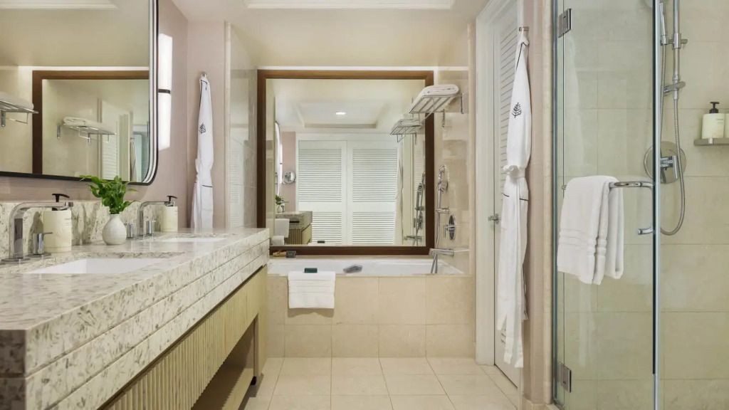 Modernes Badezimmer mit großem Spiegel, Waschbecken und Wanne.