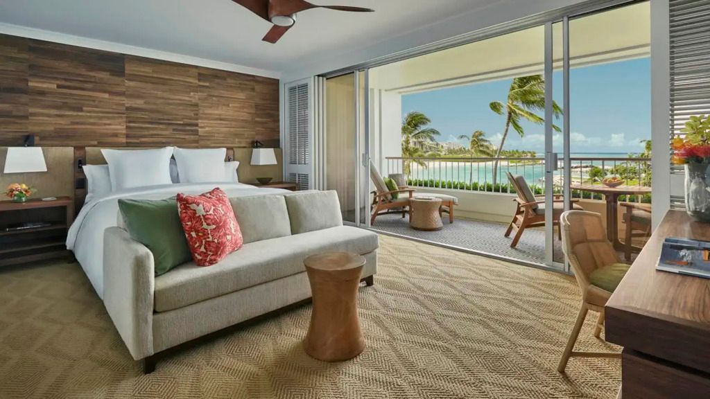 Luxuriöse Suite mit Meerblick und stilvollem Interieur im Four Seasons Oahu.