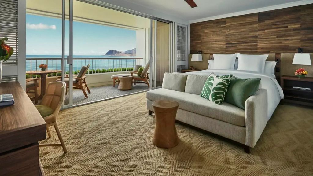 Modernes Doppelzimmer im Four Seasons Resort mit Meerblick und bequemer Sitzecke.