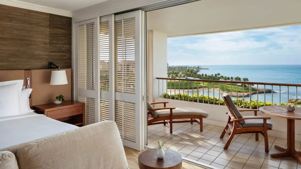 Privater Balkon mit Meerblick und bequemen Liegestühlen im Four Seasons Resort.
