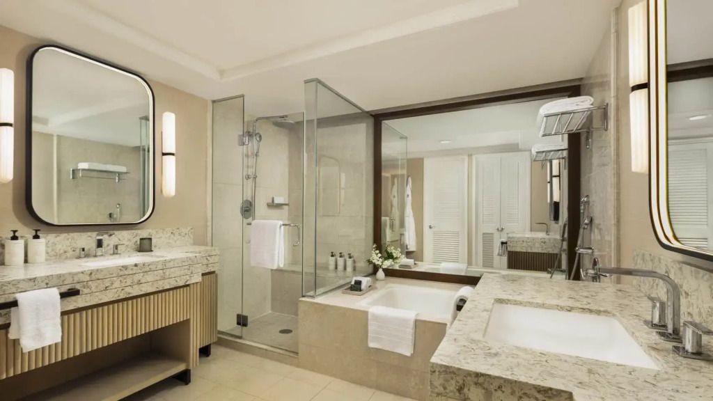 Luxuriöses Badezimmer mit Badewanne und Glasdusche