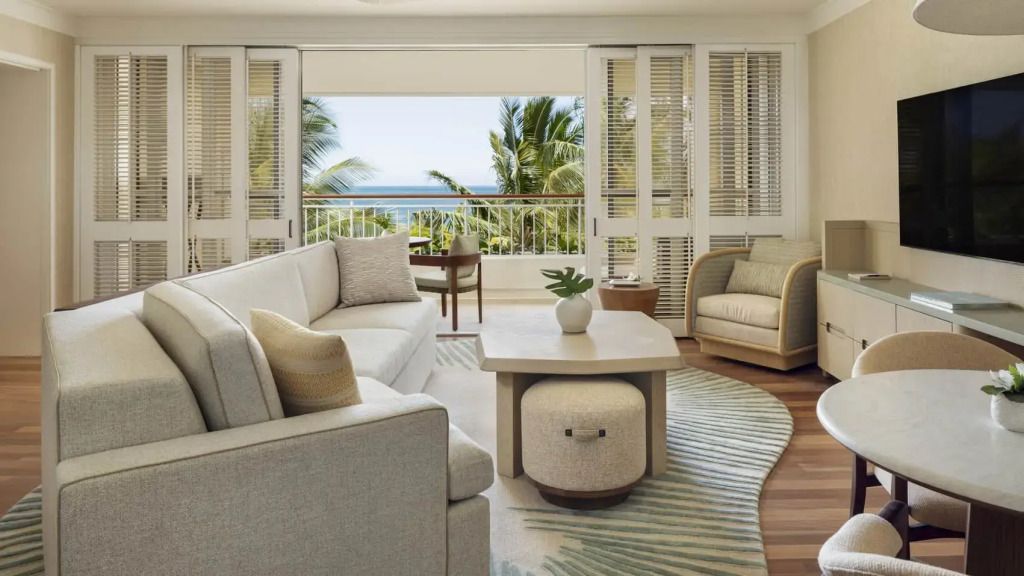 Wohnzimmer einer Suite mit Meerblick im Four Seasons Resort Oahu