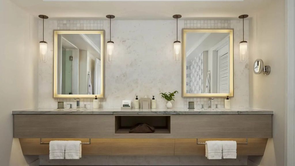 Luxuriöses Badezimmer mit Doppelwaschbecken und beleuchteten Spiegeln