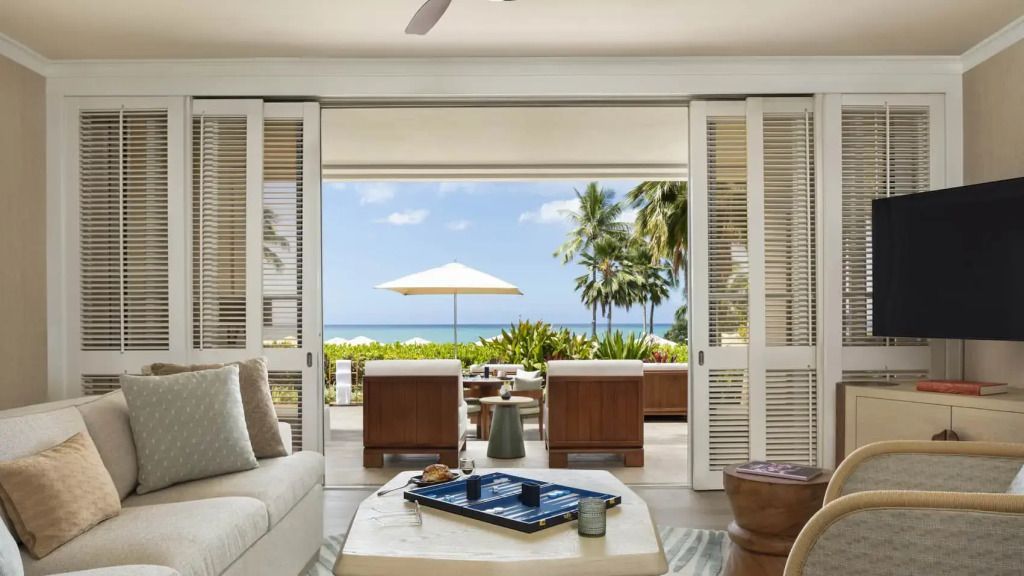 Wohnbereich mit offenem Blick auf Terrasse und Meer