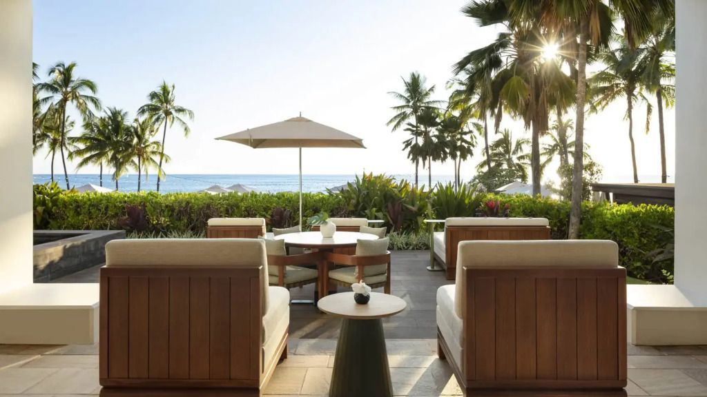 Terrasse mit gemütlichen Sofas und Blick auf den Ozean