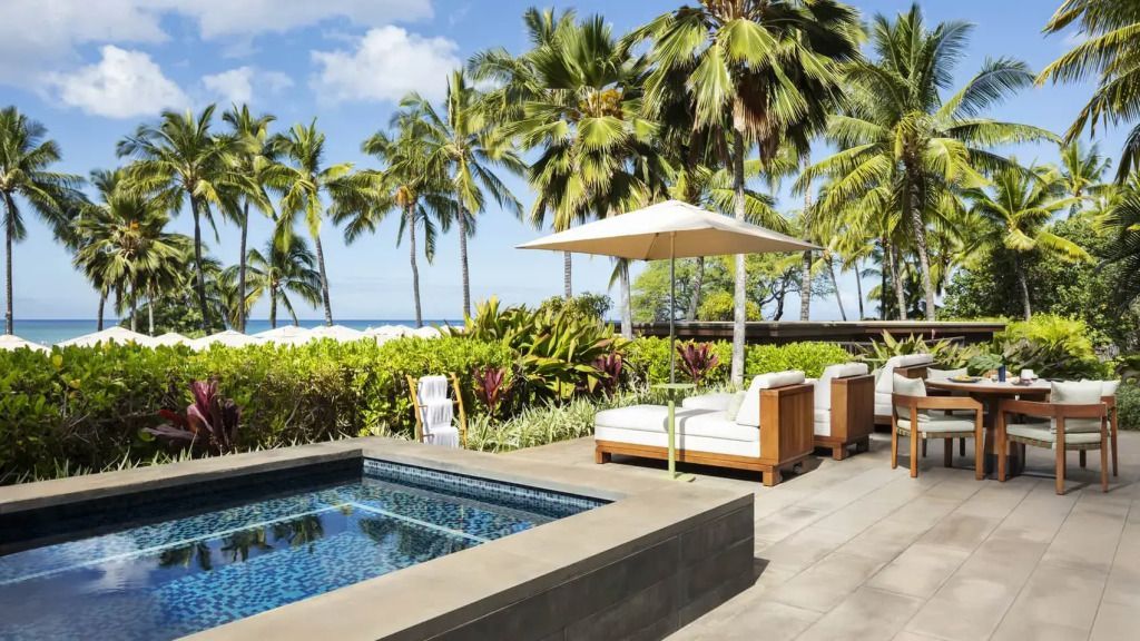 Privater Pool auf der Terrasse umgeben von tropischen Pflanzen