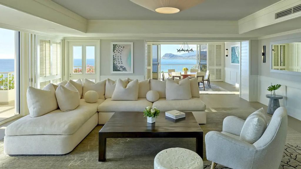 Penthouse Suite mit geräumigem Wohnzimmer und Blick auf den Ozean