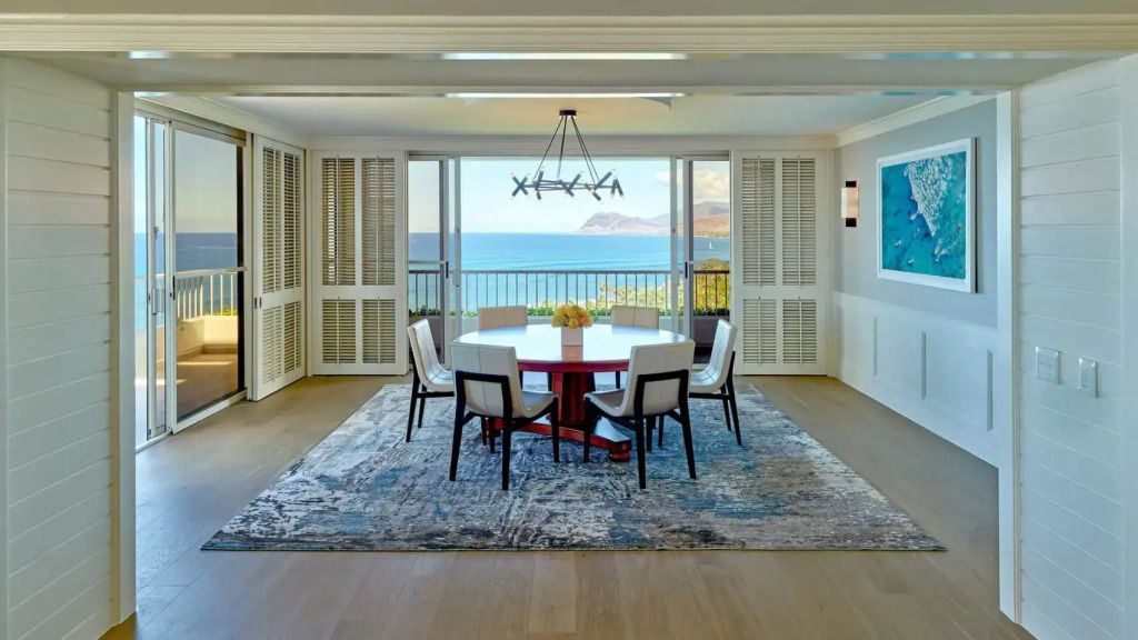Essbereich in der Penthouse Suite mit Panoramablick auf den Ozean