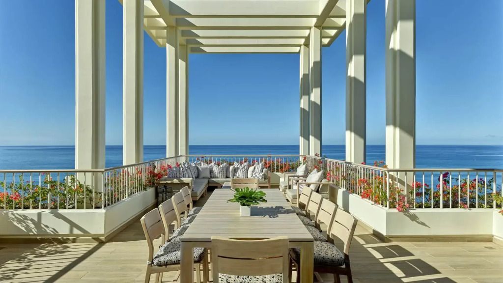 Große Terrasse der Penthouse Suite mit Sitzbereich und Ozeanblick
