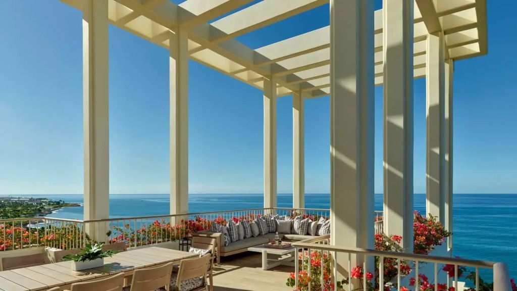 Terrasse der Penthouse Suite mit Sitzbereich und blühenden Pflanzen