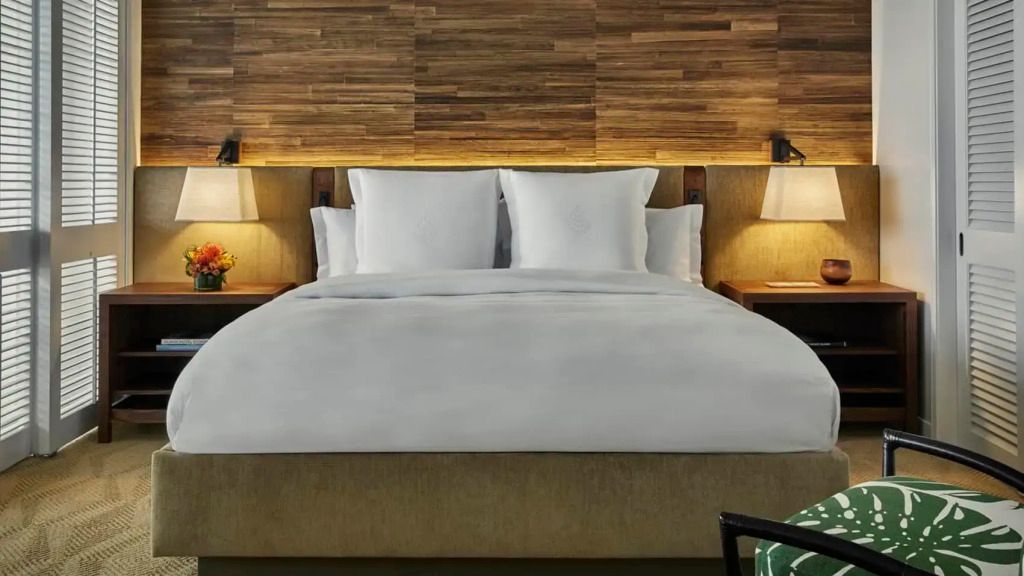 Elegantes Doppelbett in einer stilvoll gestalteten Suite mit Holzdekoration