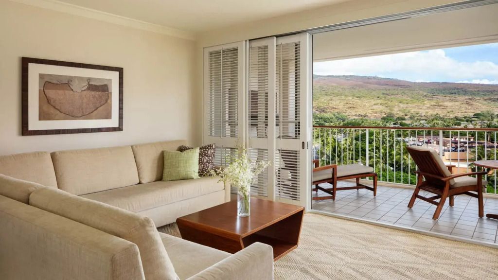 Heller Wohnbereich mit bequemen Sofas und Zugang zu einem Balkon mit Aussicht