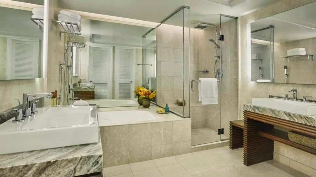 Modernes Badezimmer mit Badewanne, Dusche und eleganter Einrichtung