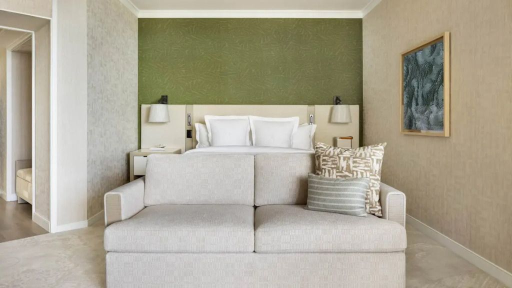 Elegantes Schlafzimmer mit Kingsize-Bett in der Sunset Suite des Four Seasons Oahu.