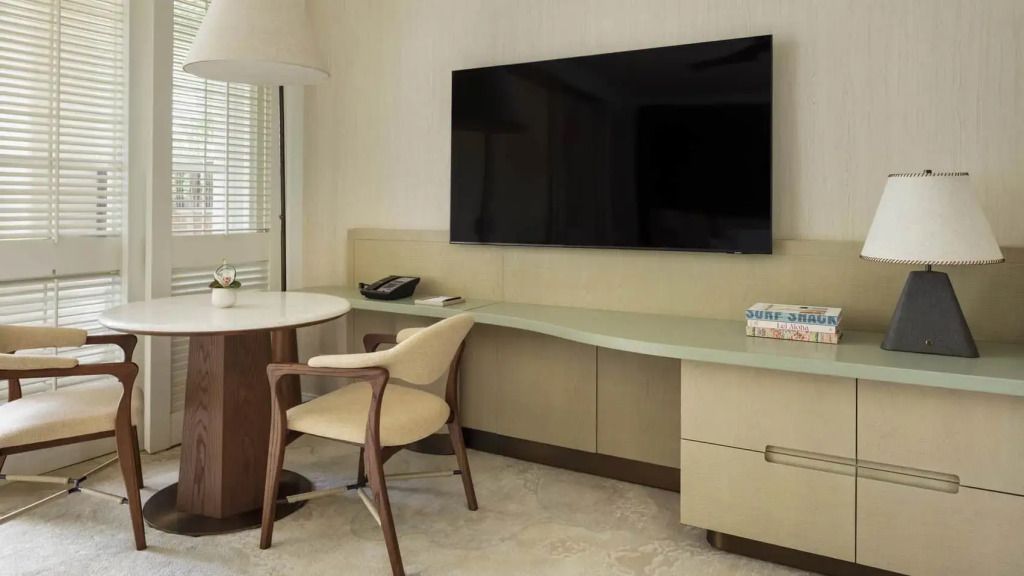 Moderner Schreibtisch mit großem Fernseher in der Sunset Suite des Four Seasons Oahu.