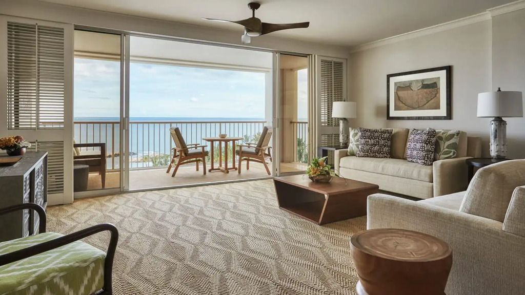 Geräumiges Wohnzimmer mit Meerblick und modernem Design im Four Seasons Oahu.