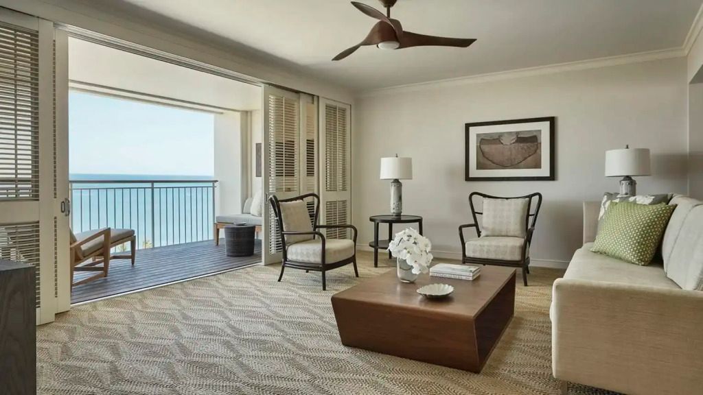 Stilvolles Wohnzimmer mit moderner Einrichtung und Zugang zum Balkon mit Meerblick.