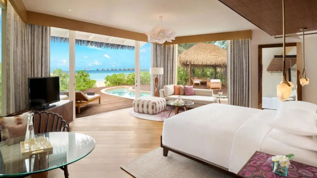 Luxuriöse Villa mit Pool und Meerblick, modern und offen gestaltet