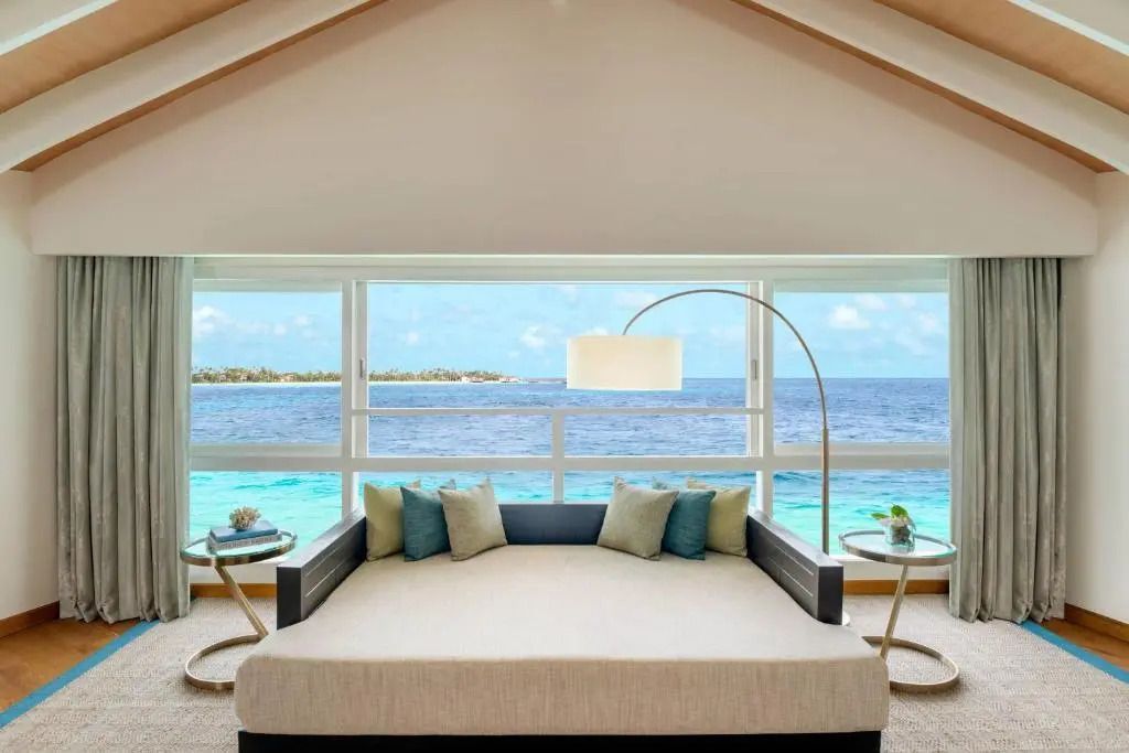 Tagesbett mit Blick aus der Villa auf das türkisfarbene Meer