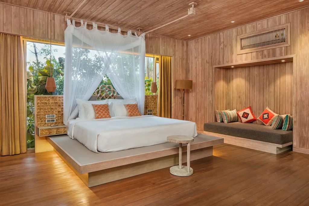 Luxuriöses Schlafzimmer mit großen Fenstern und Holzelementen im An Lam Retreats