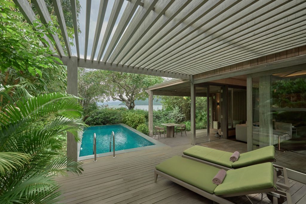 Privater Pool mit Aussicht auf das Meer und Liegestühle auf der Terrasse einer Villa