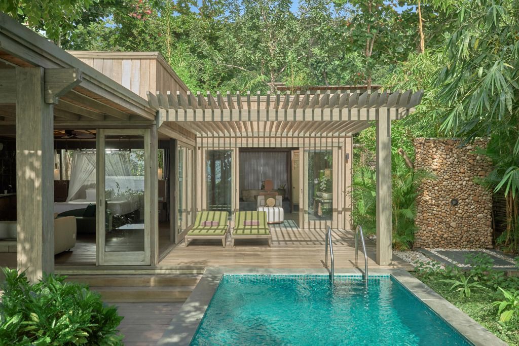 Villa mit privatem Pool und Grünflächen umgeben von tropischen Pflanzen