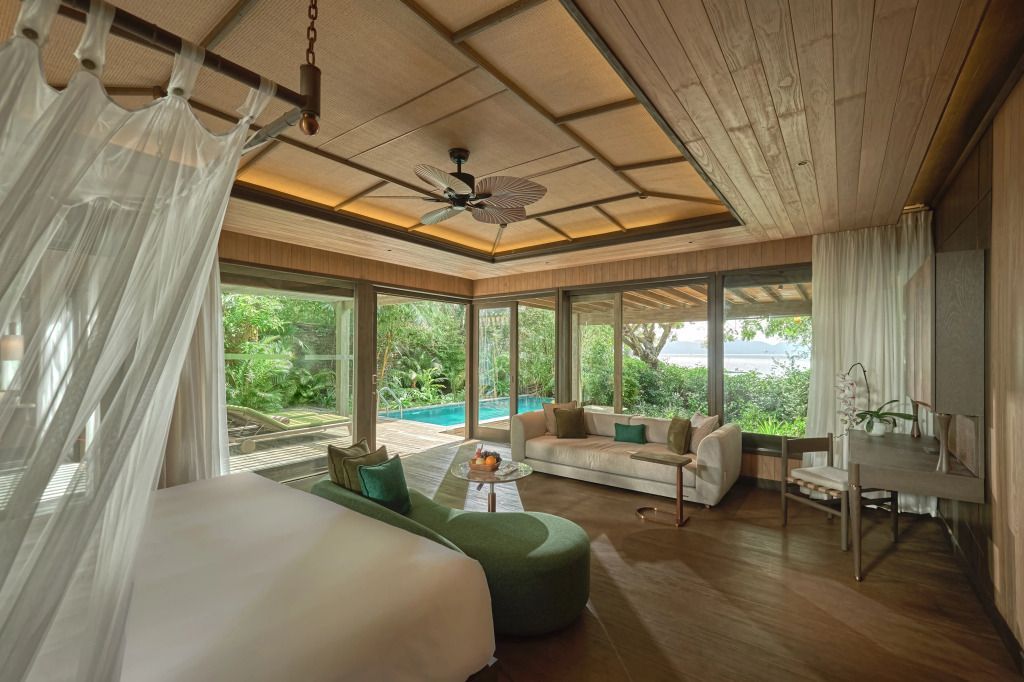 Geräumiges Schlafzimmer mit Panoramafenster und Blick auf den privaten Pool und das Meer