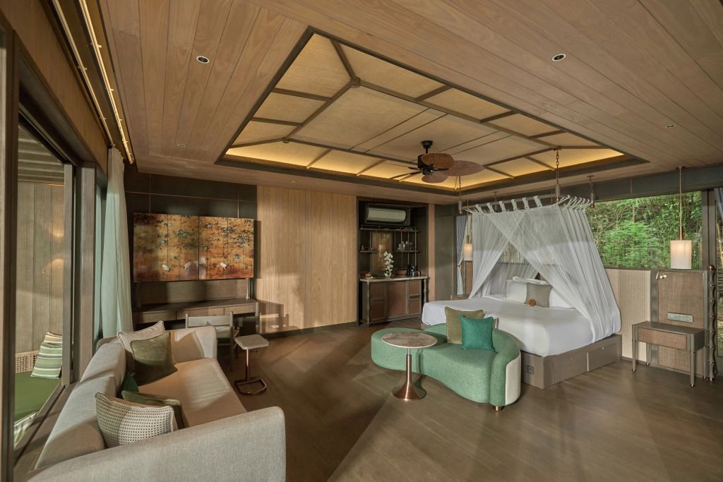 Luxuriöses Schlafzimmer Interieur mit Baldachinbett und moderner Ausstattung
