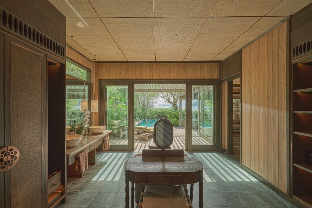Elegantes Badezimmer mit Blick auf Terrasse und Pool im Hintergrund