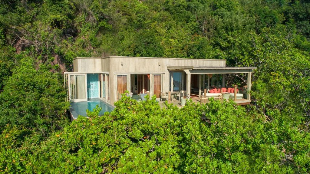 Luxuriöse Villa mit privatem Pool inmitten üppiger Natur
