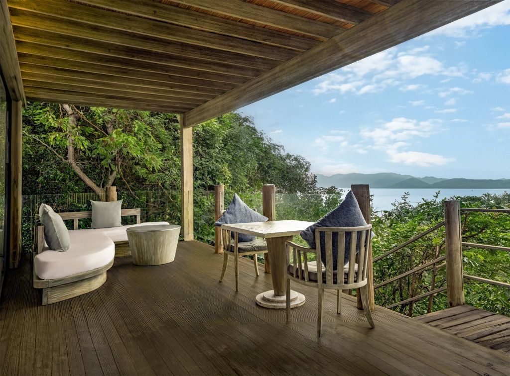 Geräumige Terrasse mit Sitzmöglichkeiten und Meerblick