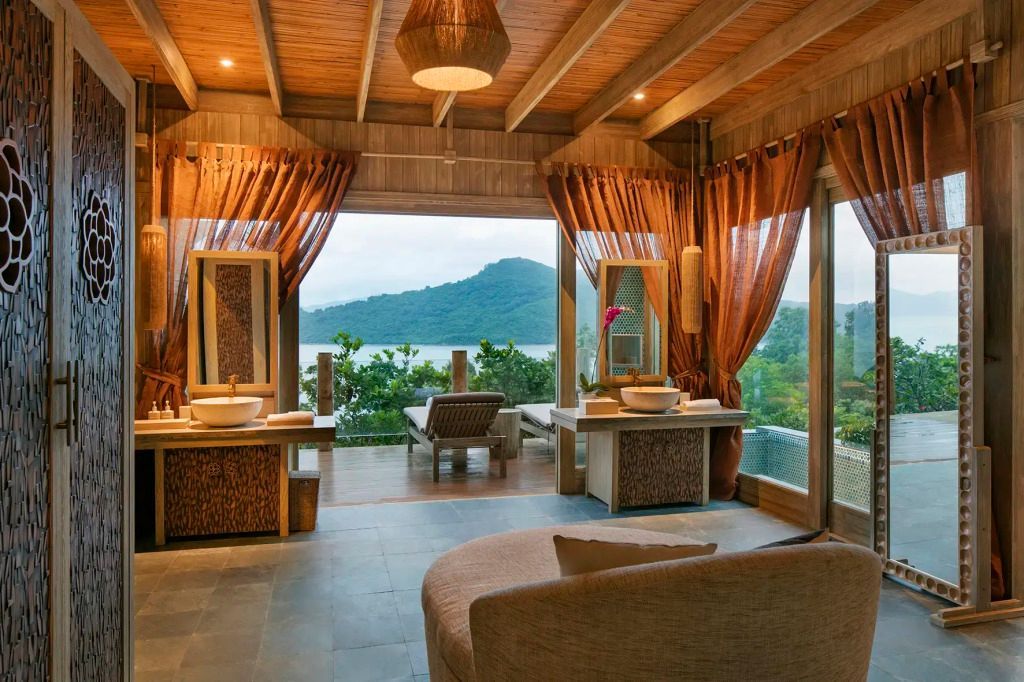 Elegantes Interieur mit Panoramablick auf die Berge
