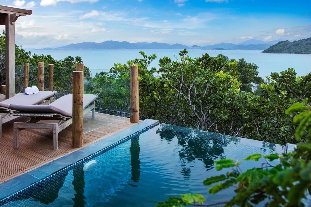 Unendlichkeitspool mit Blick auf das Meer und die Berge