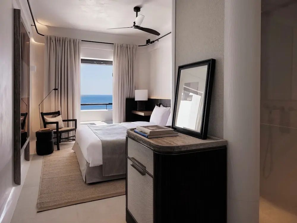 Zimmer im Hotel Kalesma Mykonos mit Meerblick und eleganter Einrichtung
