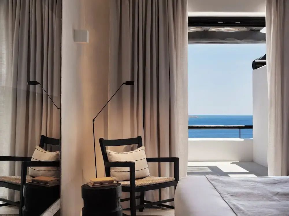 Komfortable Sitzecke im Deluxe Zimmer mit Blick auf das Meer