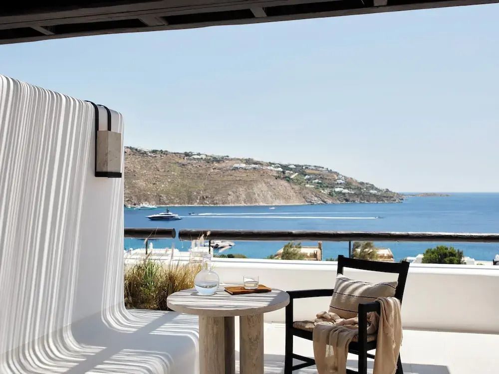 Balkon mit Sitzgelegenheit und Panoramablick im Hotel Kalesma Mykonos