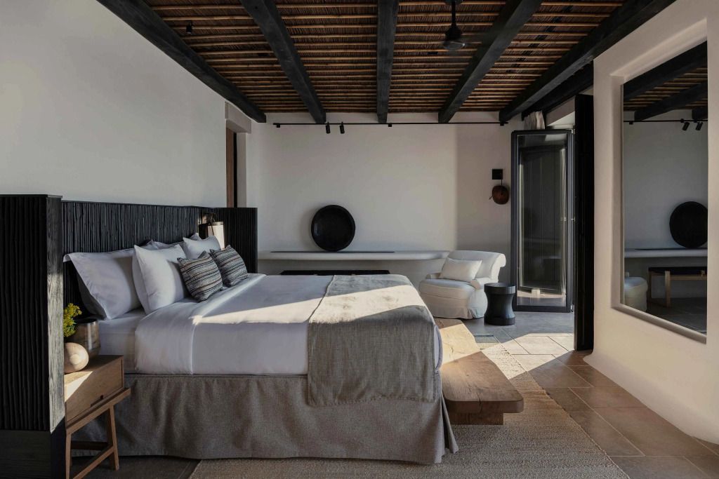 Elegantes Schlafzimmer mit Doppelbett, offener Terrasse und Meerblick