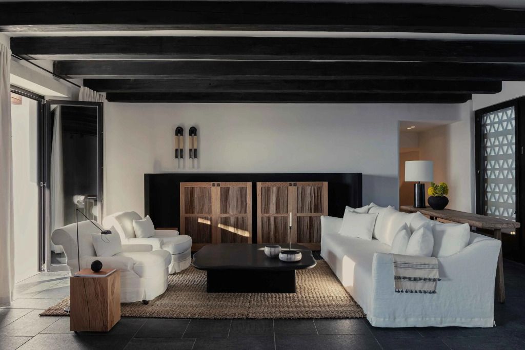 Moderner Wohnbereich mit Sofas und Holzmöbeln in einer Villa